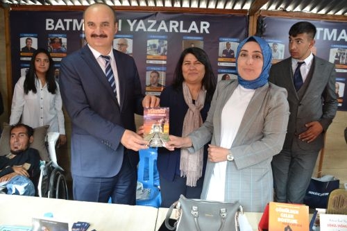 Vali Canalp’e şiir kitabını hediye etti