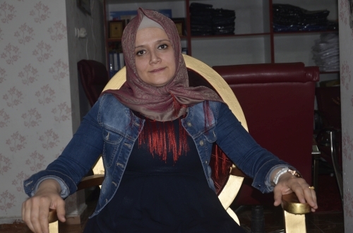 Aday gibi sahada çalışıyor