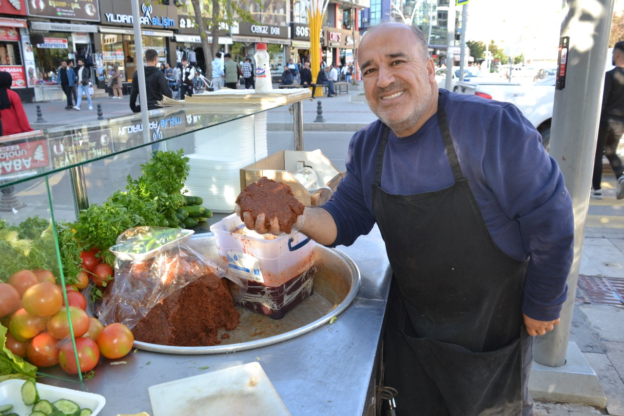 27 Yıldır çiğköfte yoğuruyor