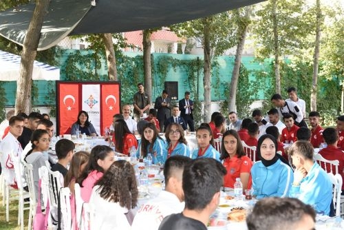 Başarılı sporcuları kahvaltıda ağırladı
