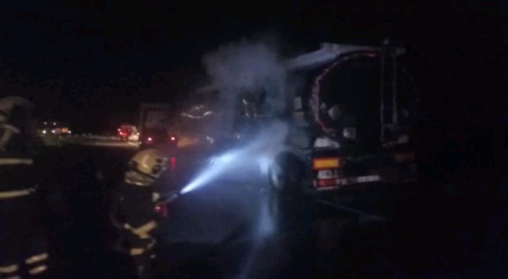 Asfalt yüklü tanker alev aldı