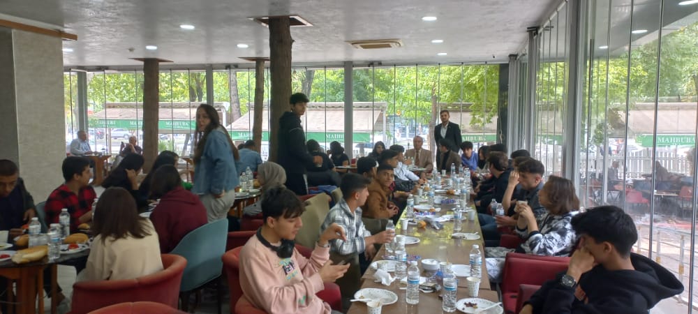 BAŞKAN YAŞAR, GENÇLERLE KAHVALTIDA BULUŞTU