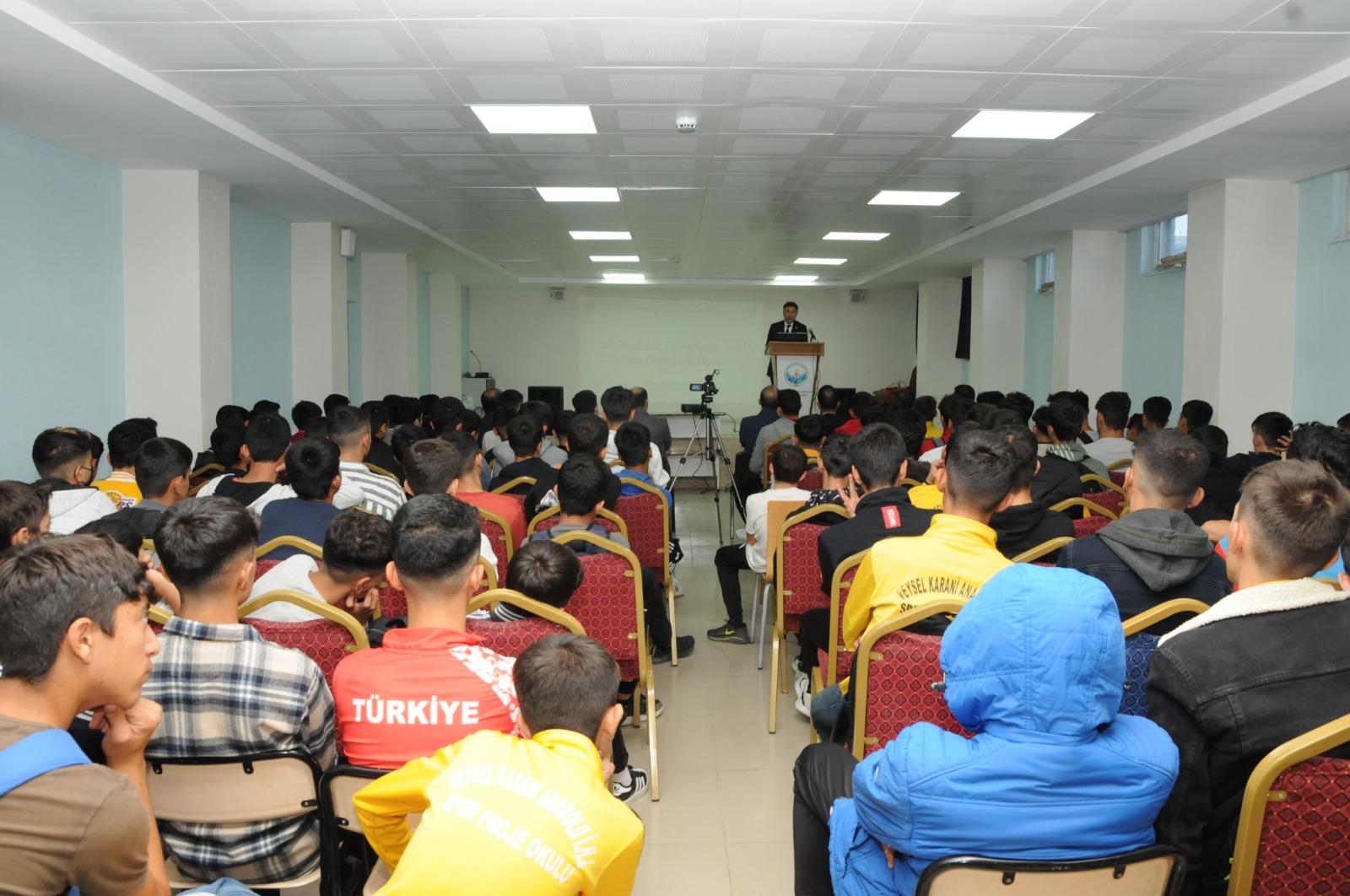 Demir, öğrencilerle bir araya geldi