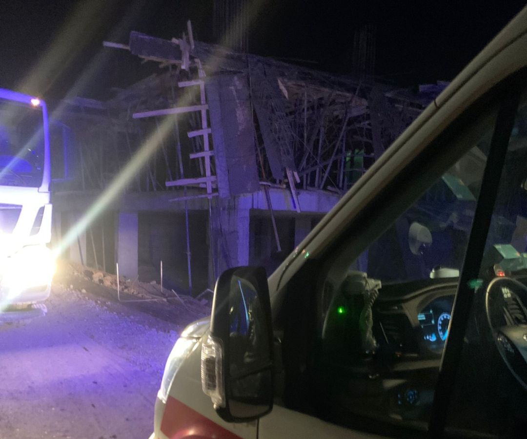 İNŞAATIN İSKELESİ ÇÖKTÜ, 1 YARALI