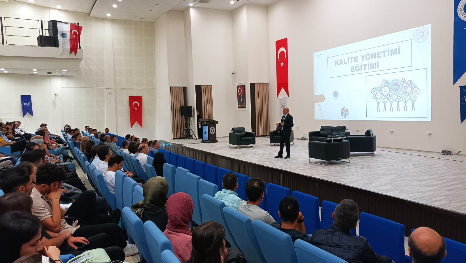 Üniversitede eğitimlere devam