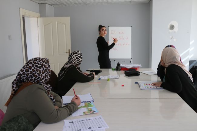 Kadınlar okuma-yazmayı BİL-BEM’le öğreniyor