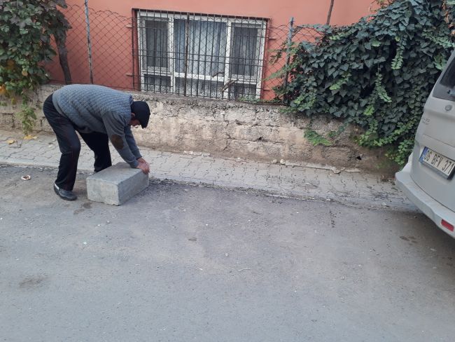 “Taş dubaya rağmen araçlarını park ediyorlar”