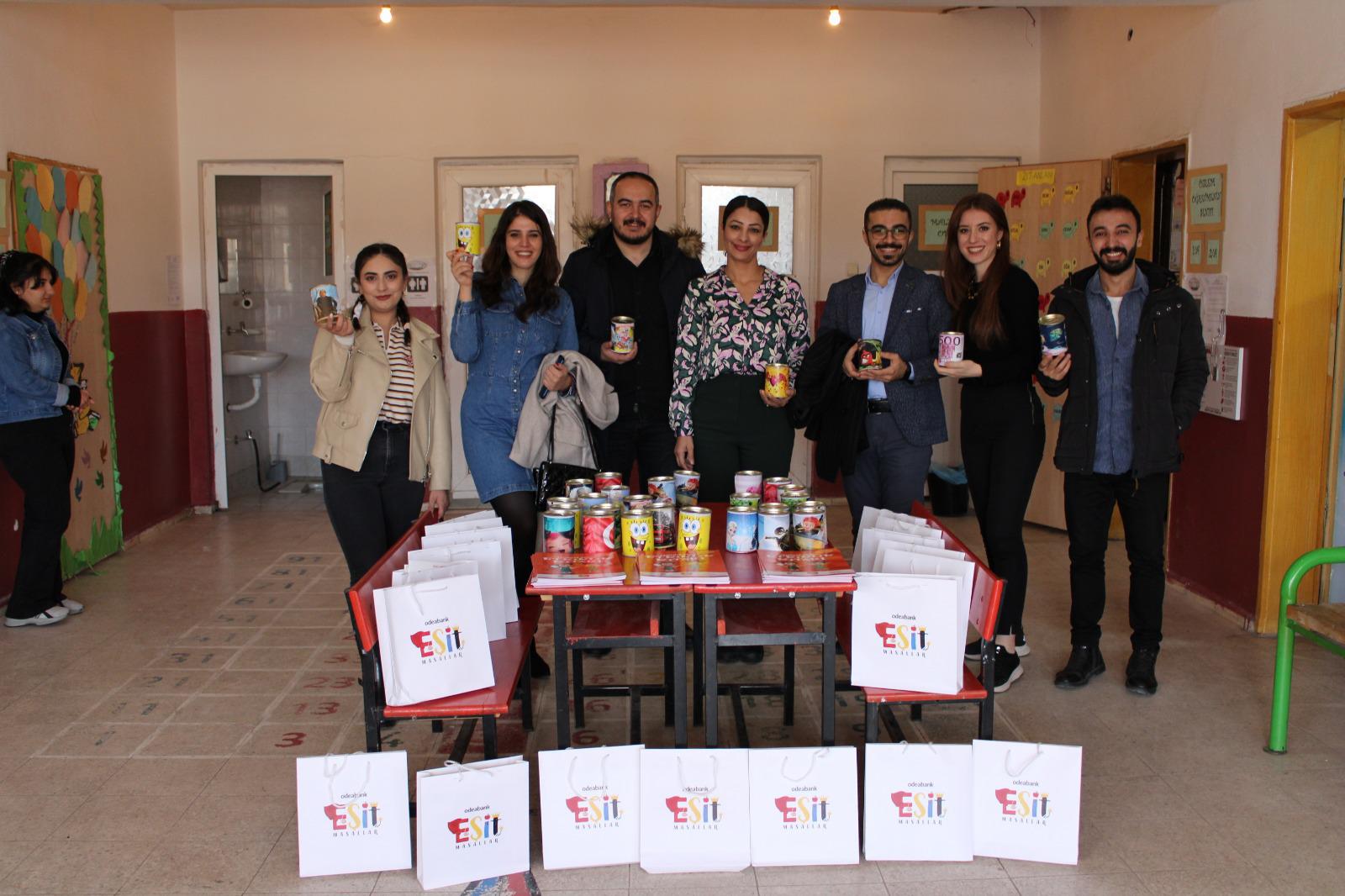 Çocuklara kitap ve kumbara hediye ettiler