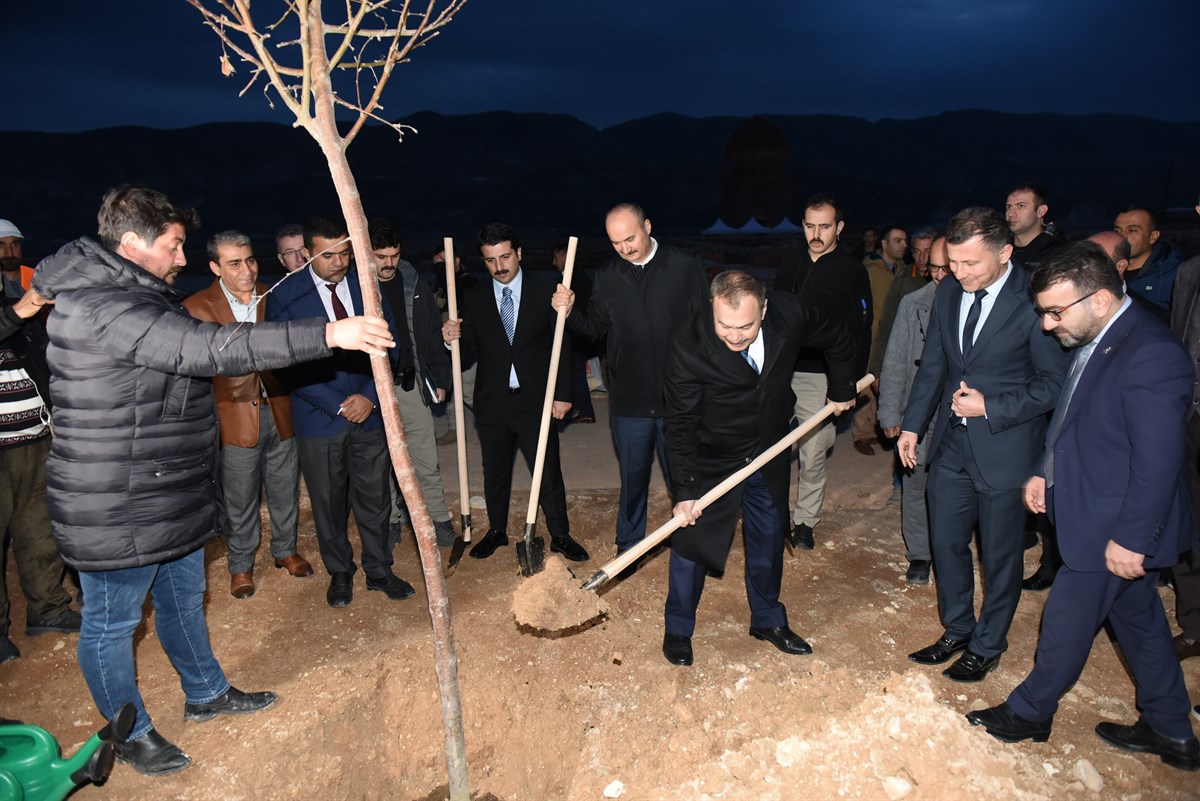 Eroğlu, Hasankeyf’te fidan dikti