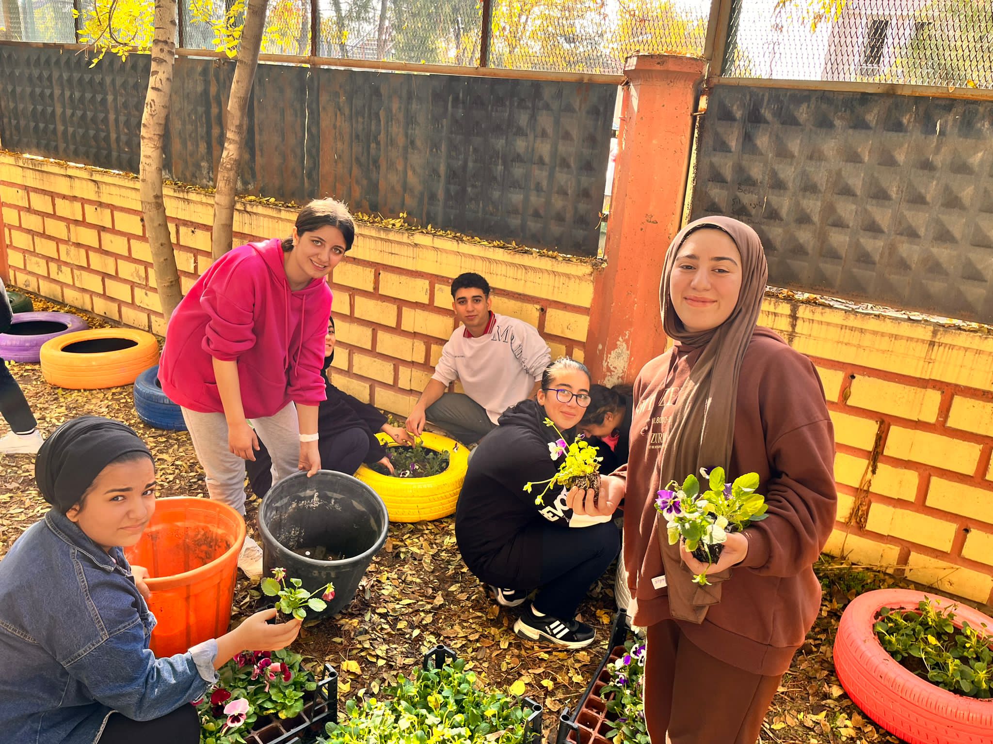 Eski lastikleri saksıya dönüştürdüler