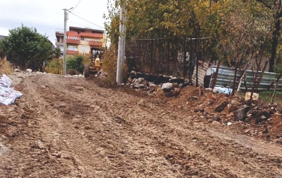 Kozluk’ta bozuk yol tepkisi