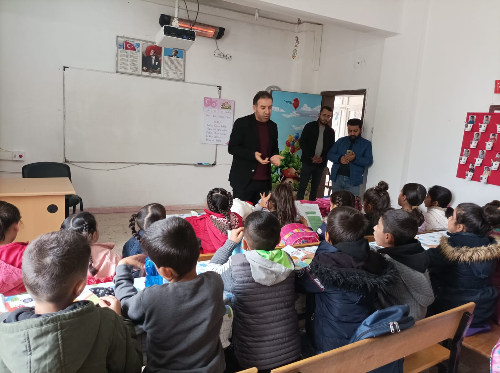 Öğrencilerin yüreklerine kitapla dokunuyor