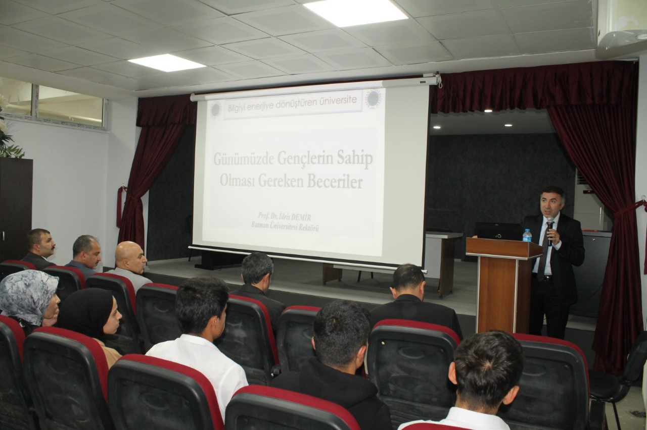 REKTÖR DEMİR’DEN ÖĞRENCİLERE SUNUM