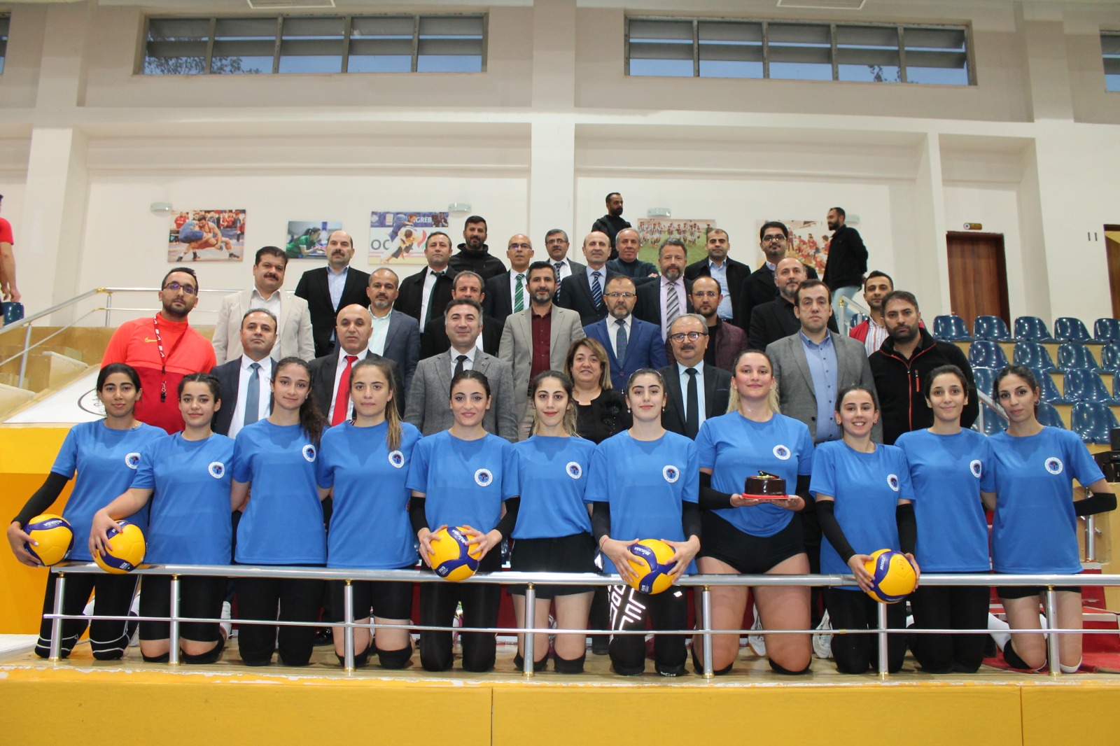 Rektör Demir, voleybol takımı ziyaret etti