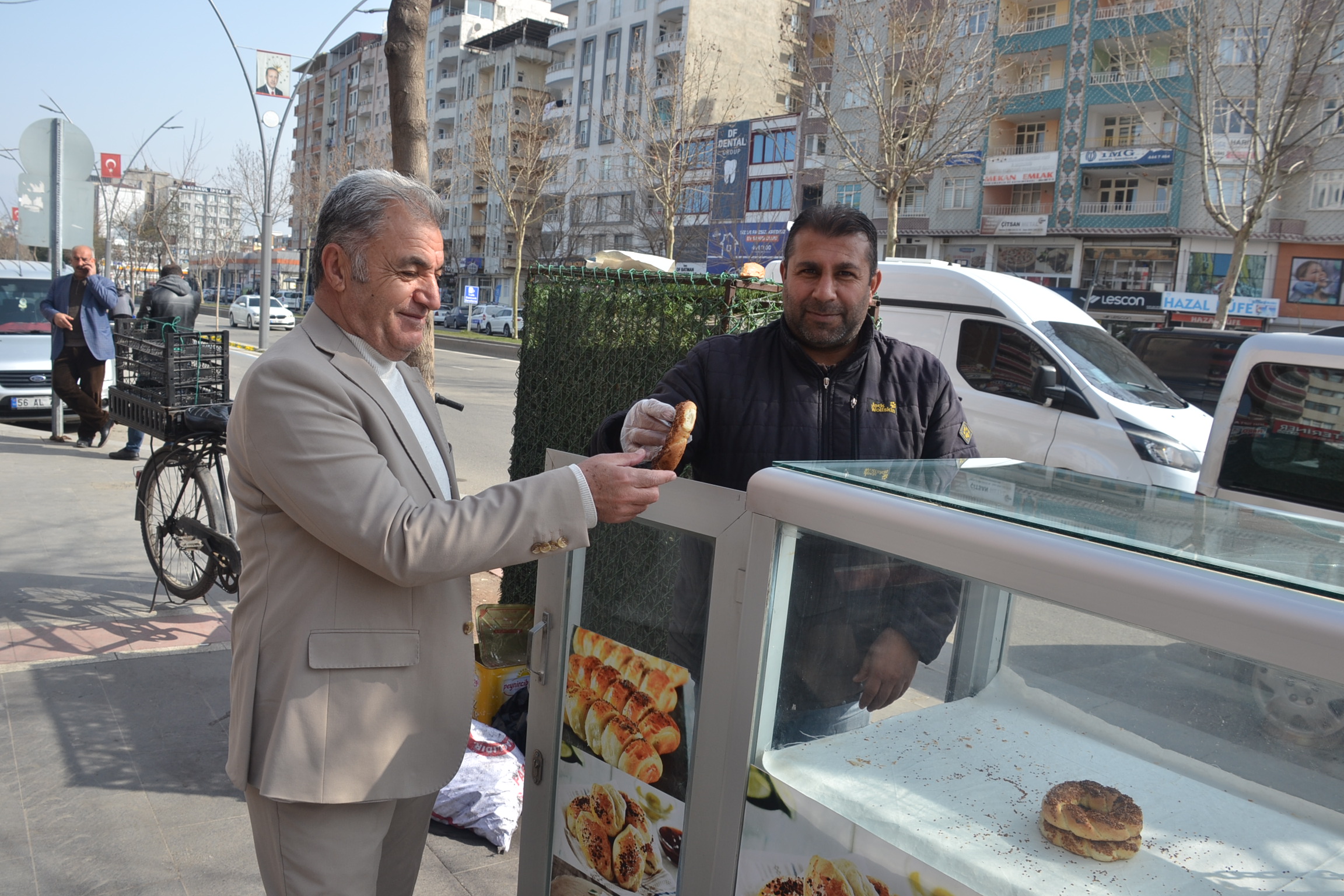 SİMİT VE POĞAÇANIN ÜRETİM VE SATIŞINI YAPIYOR