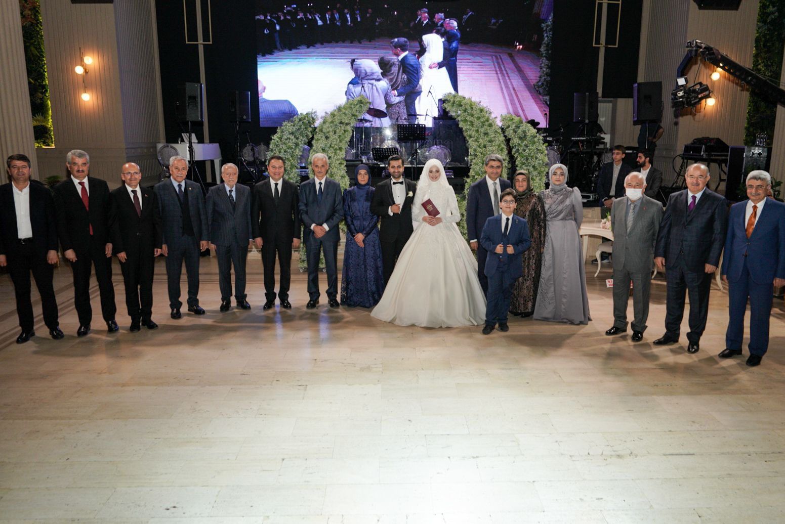 Siyasetçi ve iş dünyasını buluşturan düğün