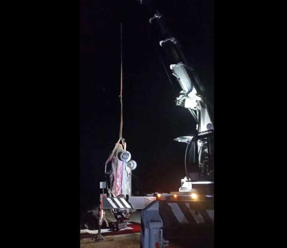 Suya gömülen aracı dalgıçlar çıkardı