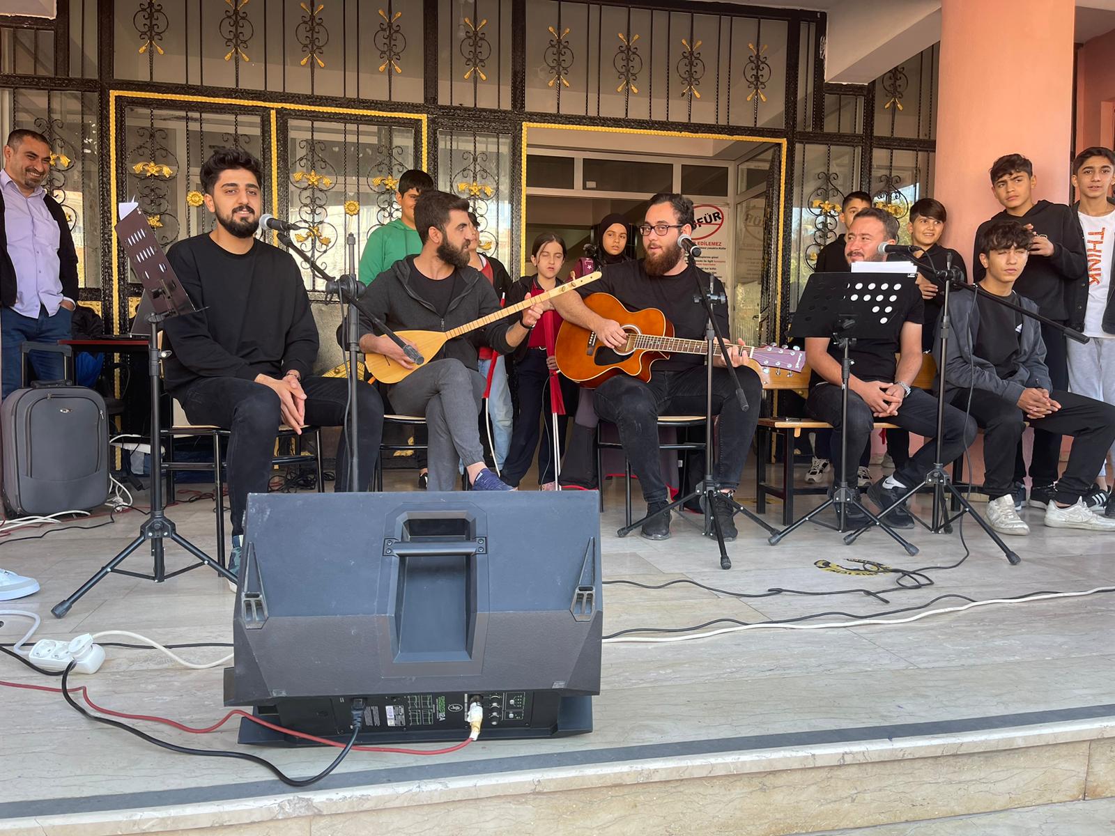 ÜNİVERSİTE ÖĞRENCİLERİNDEN KONSER