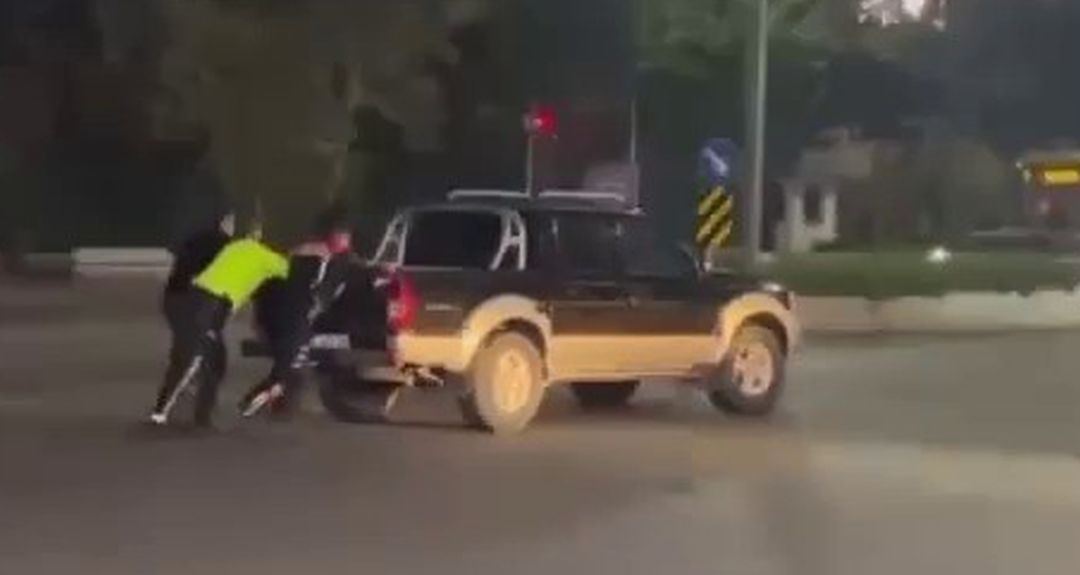 Yolda kalan aracın imdadına polis ekipleri yetişti