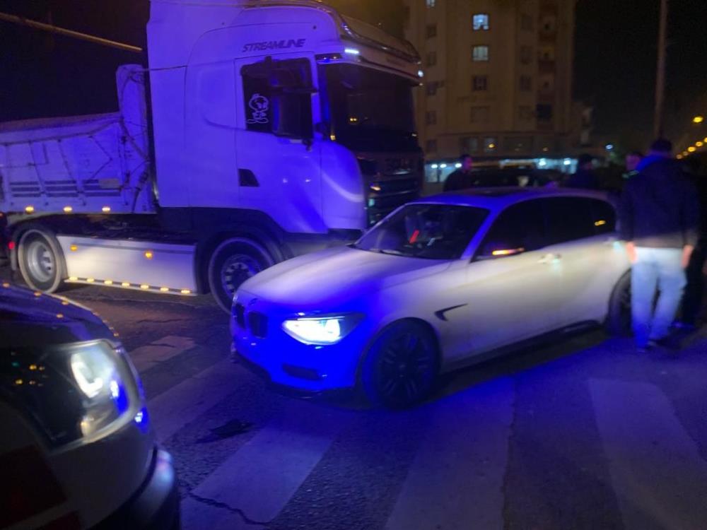 Otomobil tırın altına girdi