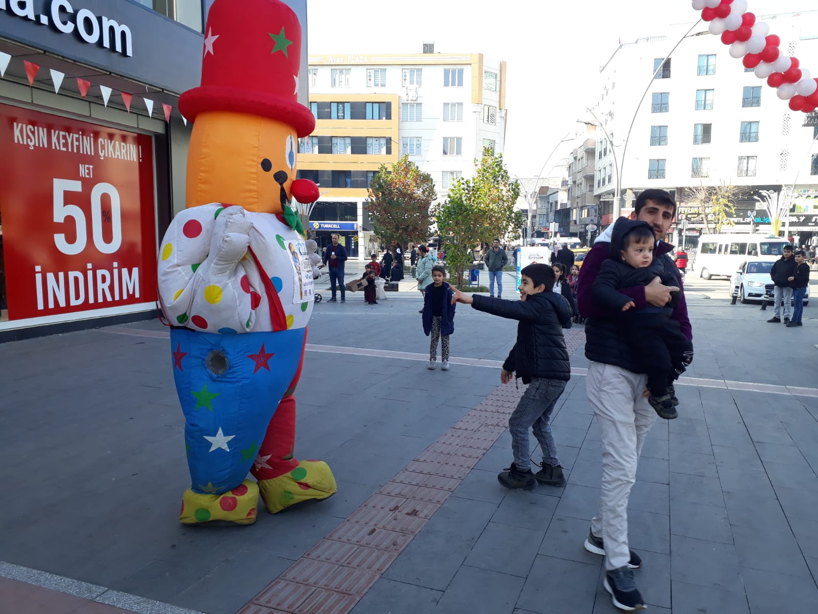 Açılışlara renk katıyorlar