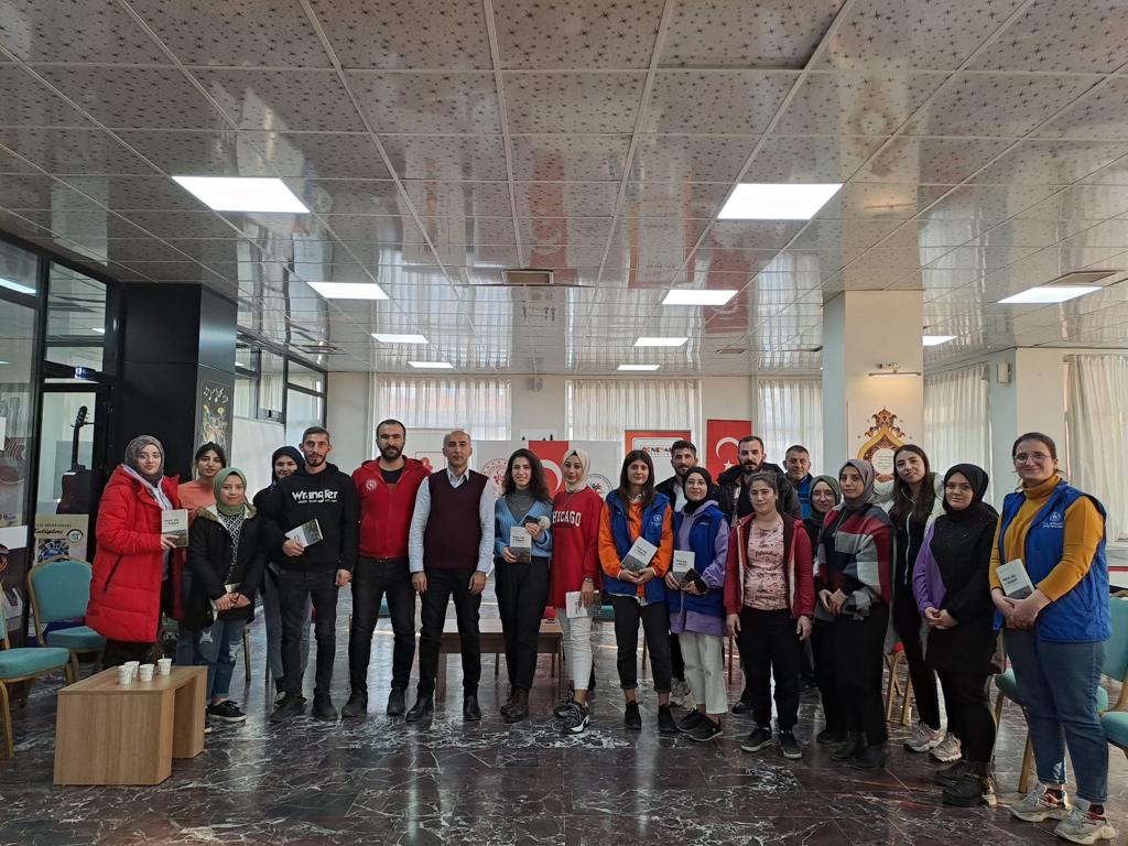 Akademisyen Türk, gençlerle buluştu