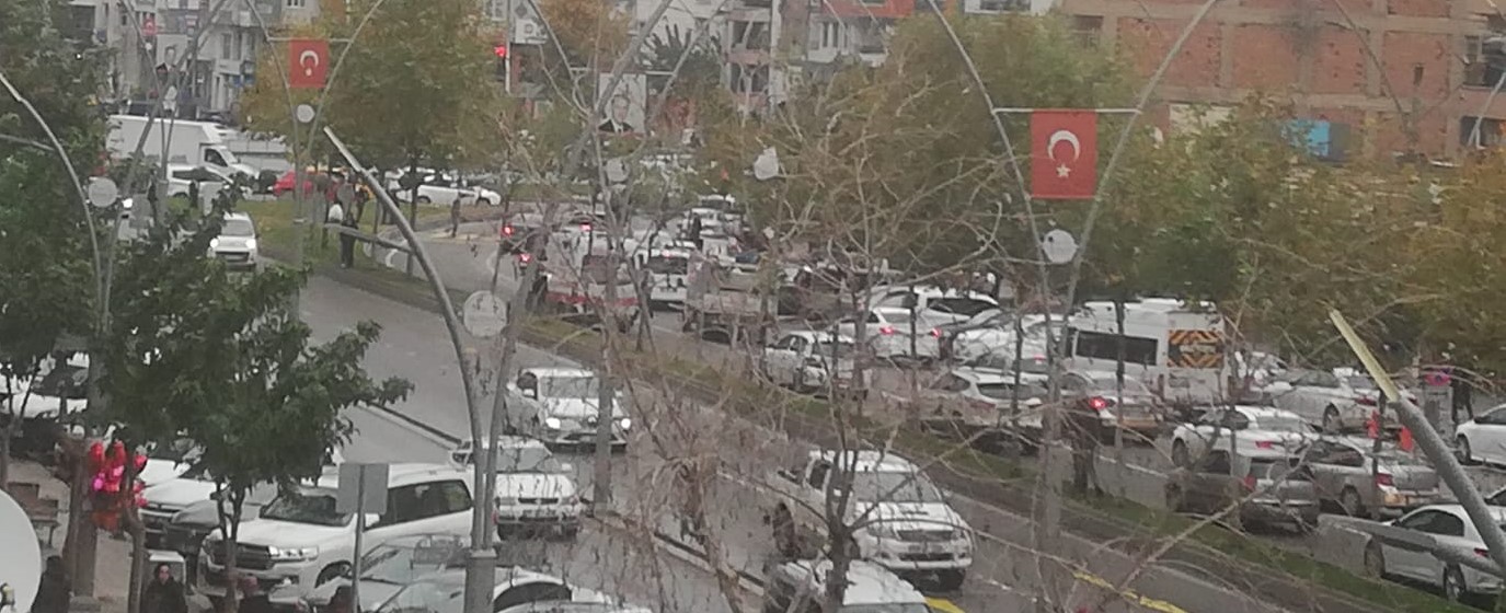 Ambulansa dakikalarca yol vermediler