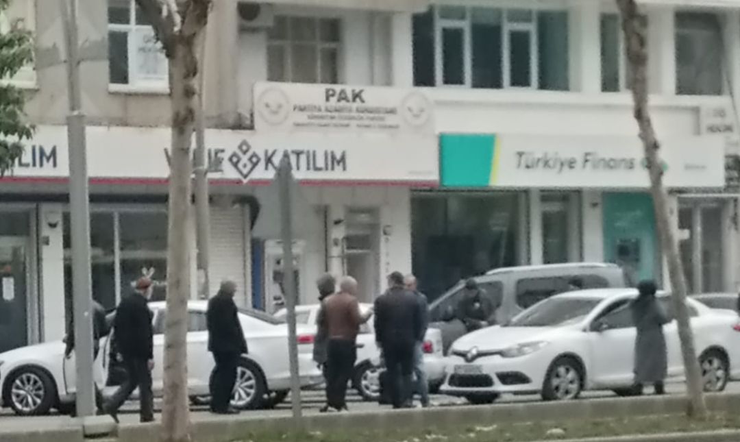 Banka önünde maddi hasarlı kaza