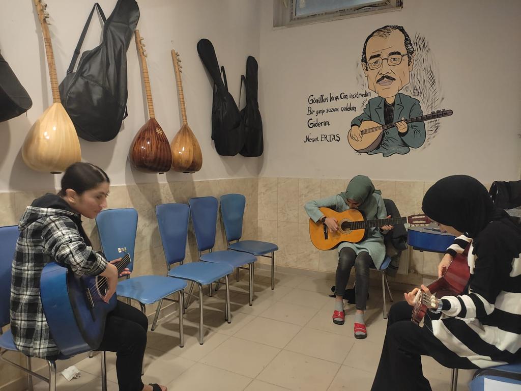 Gitar ve bağlama çalmayı öğreniyorlar