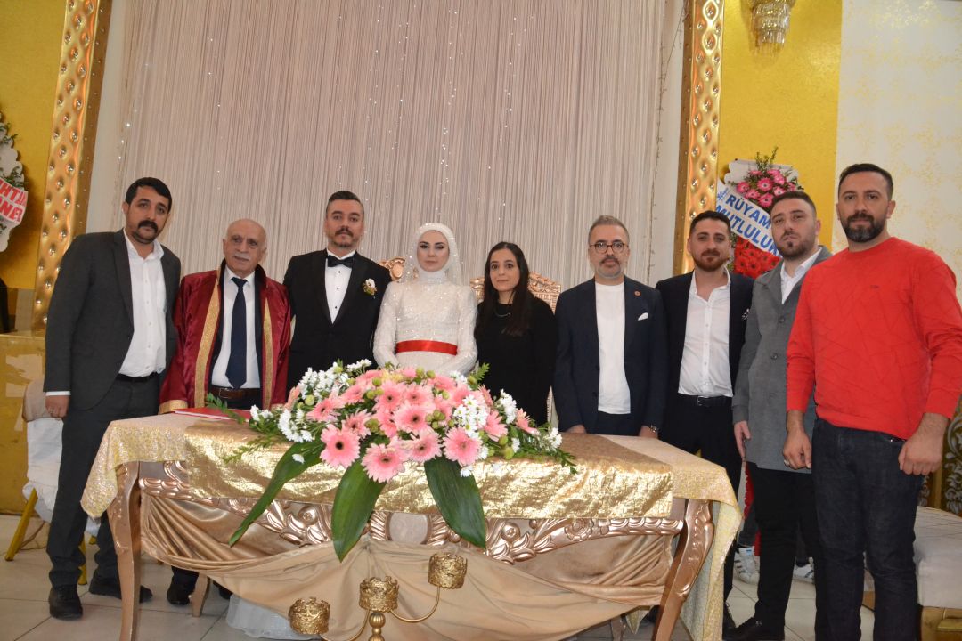 Gazeteci Sakar dünyaevine girdi