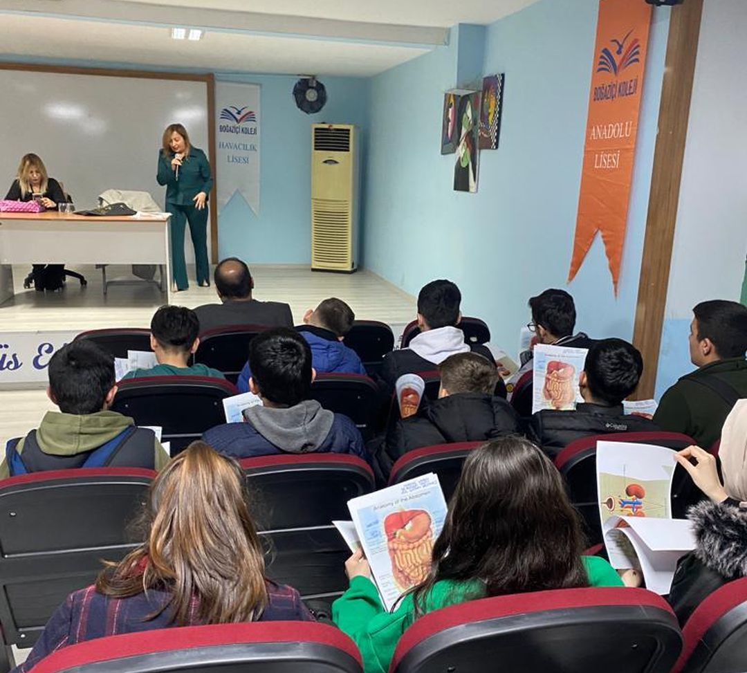 Hekimlik mesleğini öğrencilere tanıttı