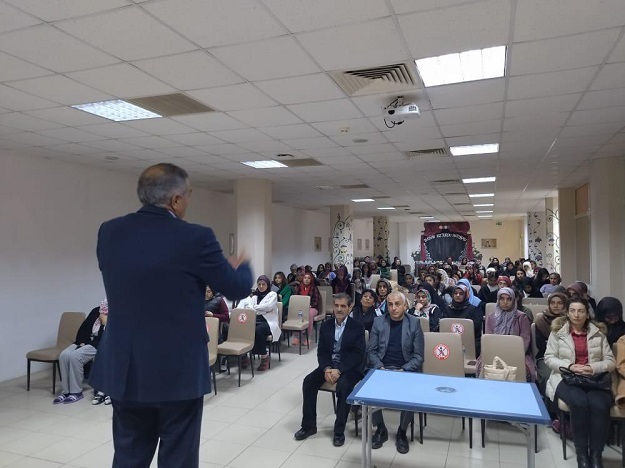 Kız yurdunda öğrencilerle bir araya geldi