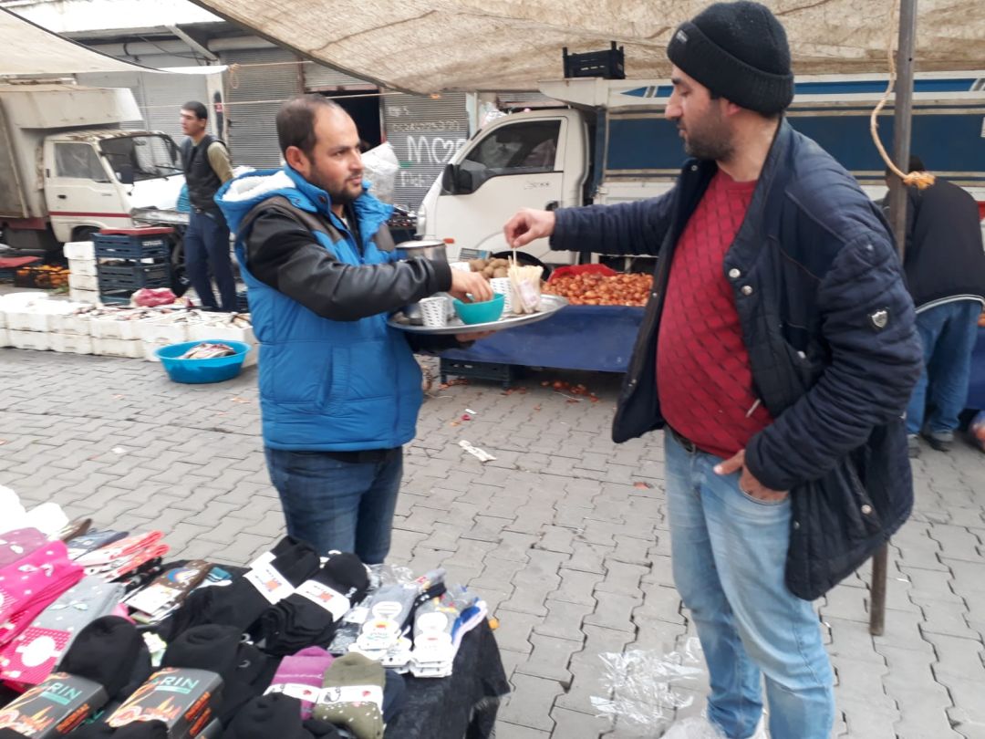 Pazarın kuruluşundan beri çay satıyor