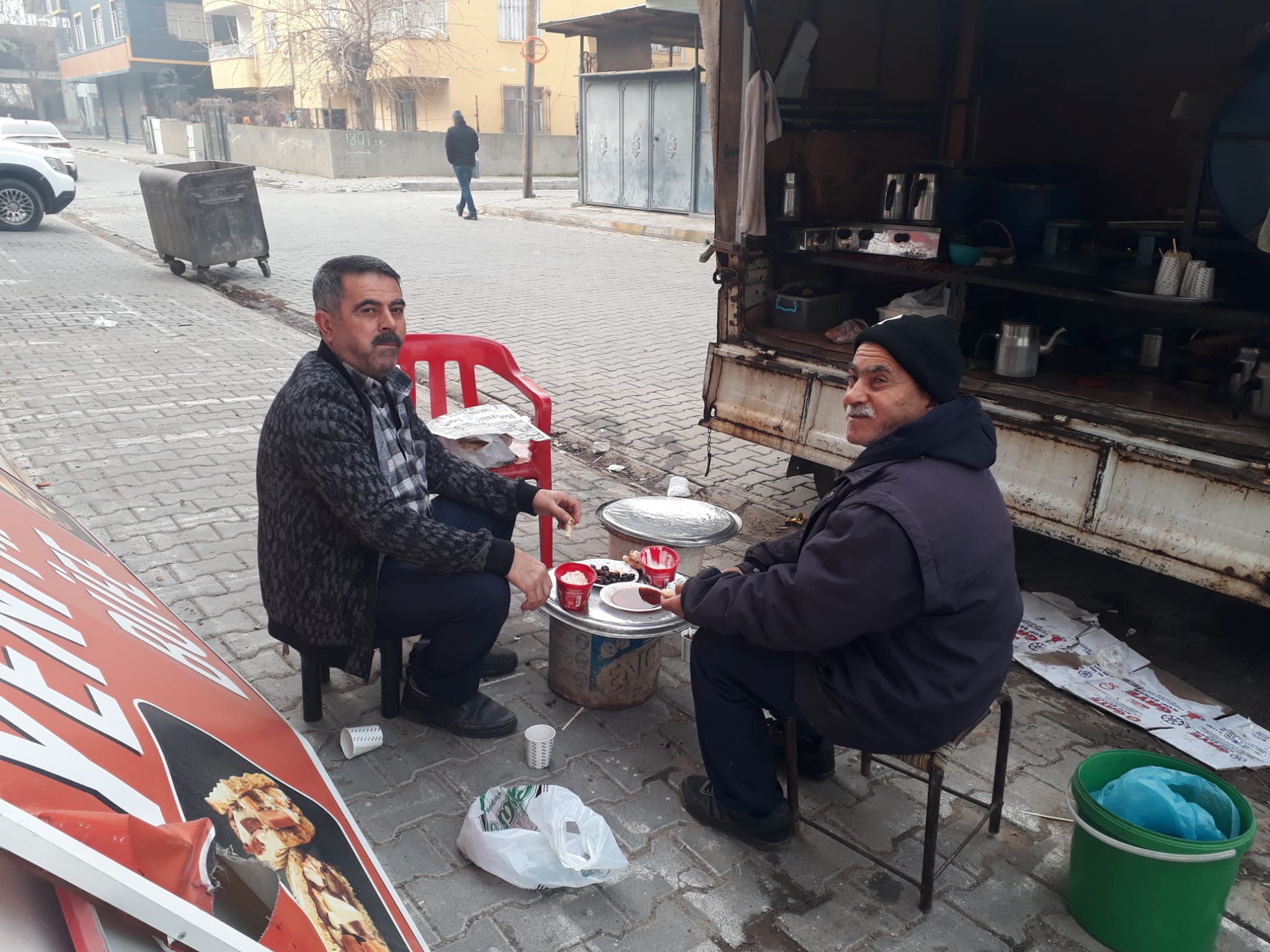 Perşembe pazarında sabah kahvaltısı