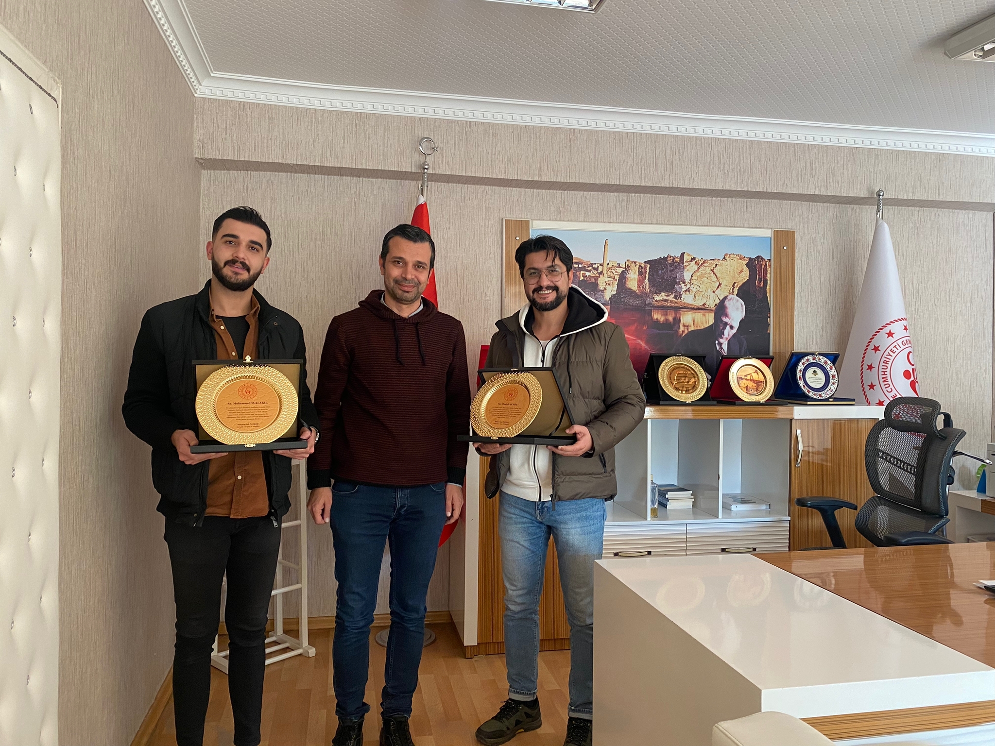 Plaketle ödüllendirildiler