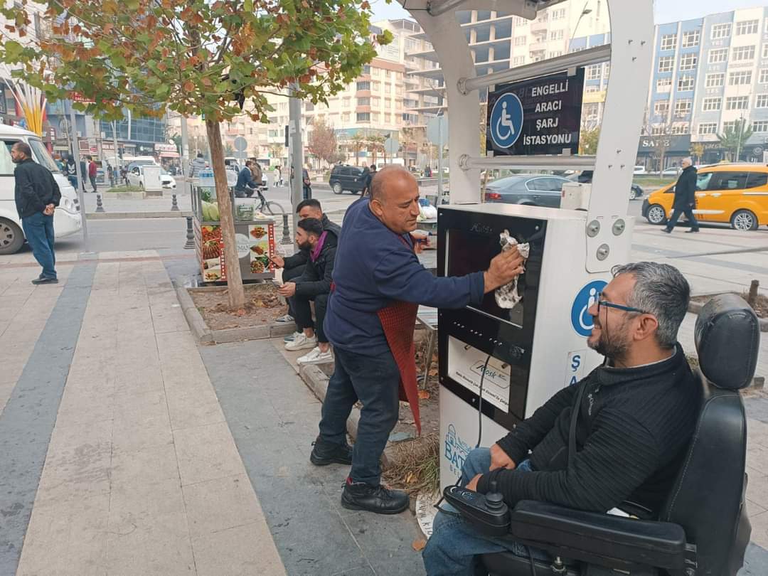 Şarj istasyonuna gözü gibi bakıyor