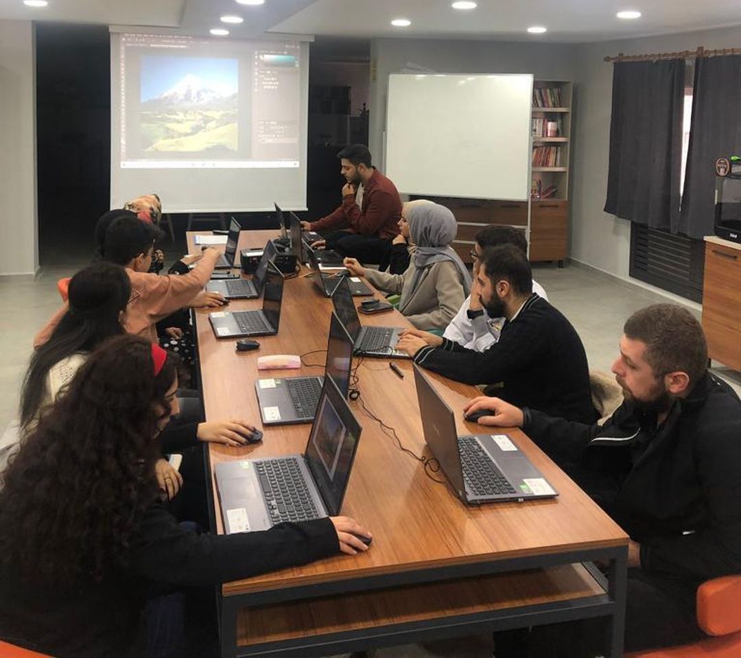 Üniversite mezunlarına Photoshop eğitimi