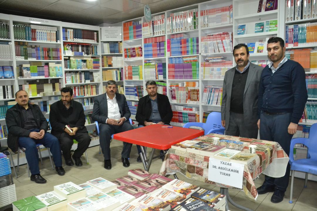 Yazar Turan, okuyucularla buluştu