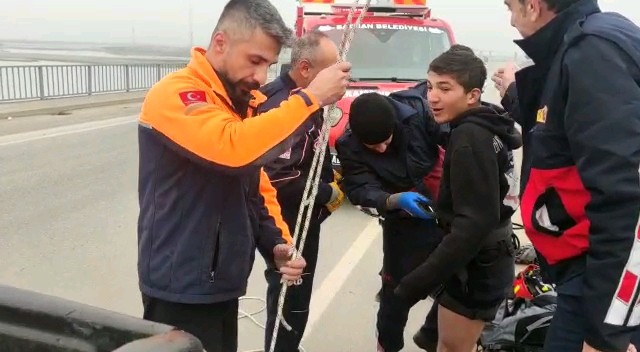 Kediyi kurtarmak isterken çayda mahsur kaldı 