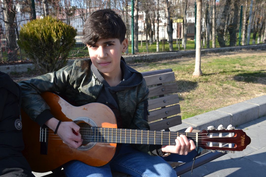 12 Yaşında gitar çalıp beste yapıyor