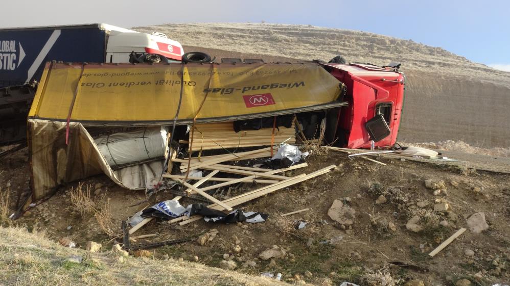 Kereste yüklü tır devrildi: 1 yaralı