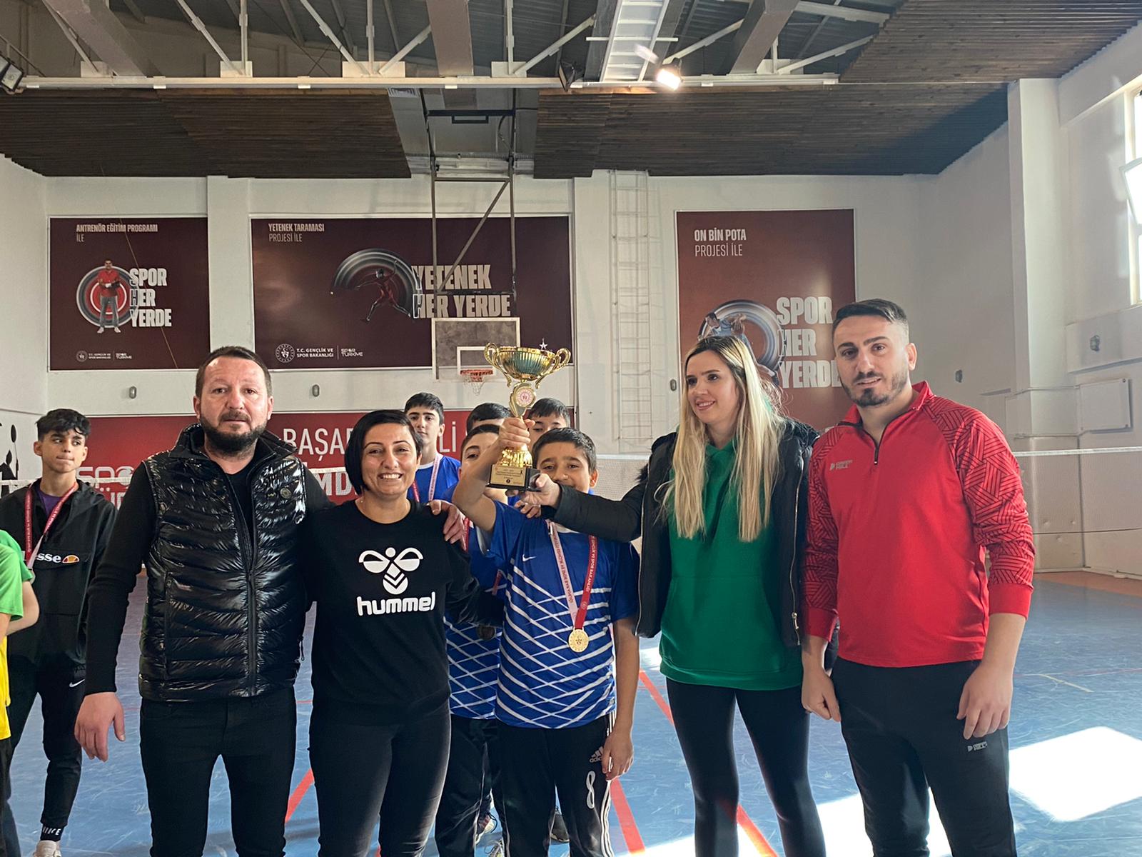 Fatih Badminton’da kupayı kaldırdı