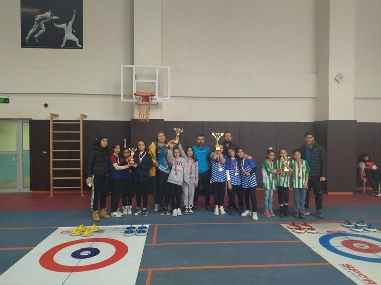 Fatih’in kızları şampiyonluğu göğüsledi