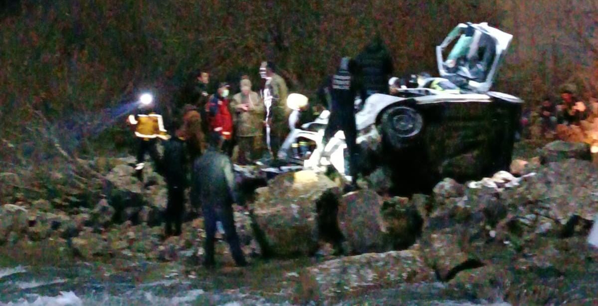 Otomobil köprüden uçtu: 2 ölü, 1 yaralı