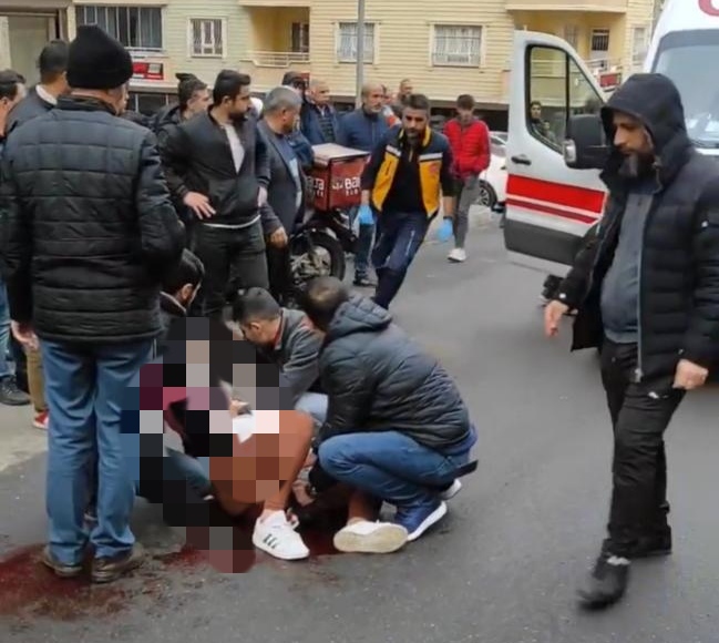 Genç kadın yol ortasında bıçaklandı