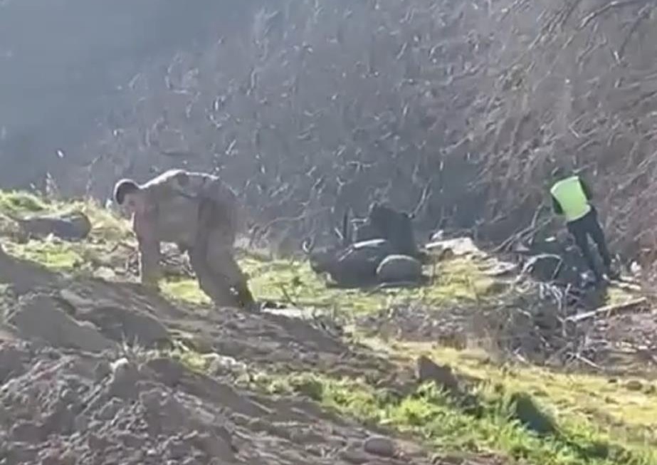 Devrilen traktörün altında can verdi