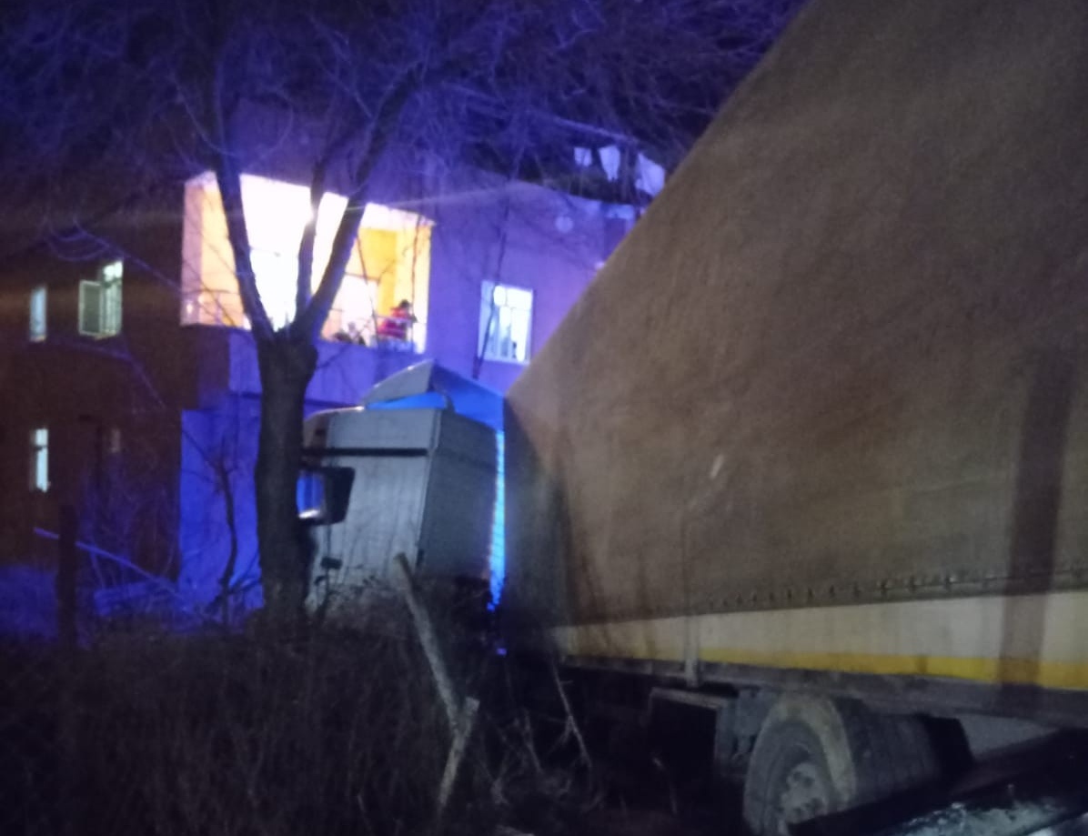 Kontrolden çıkan tır evin bahçesine daldı