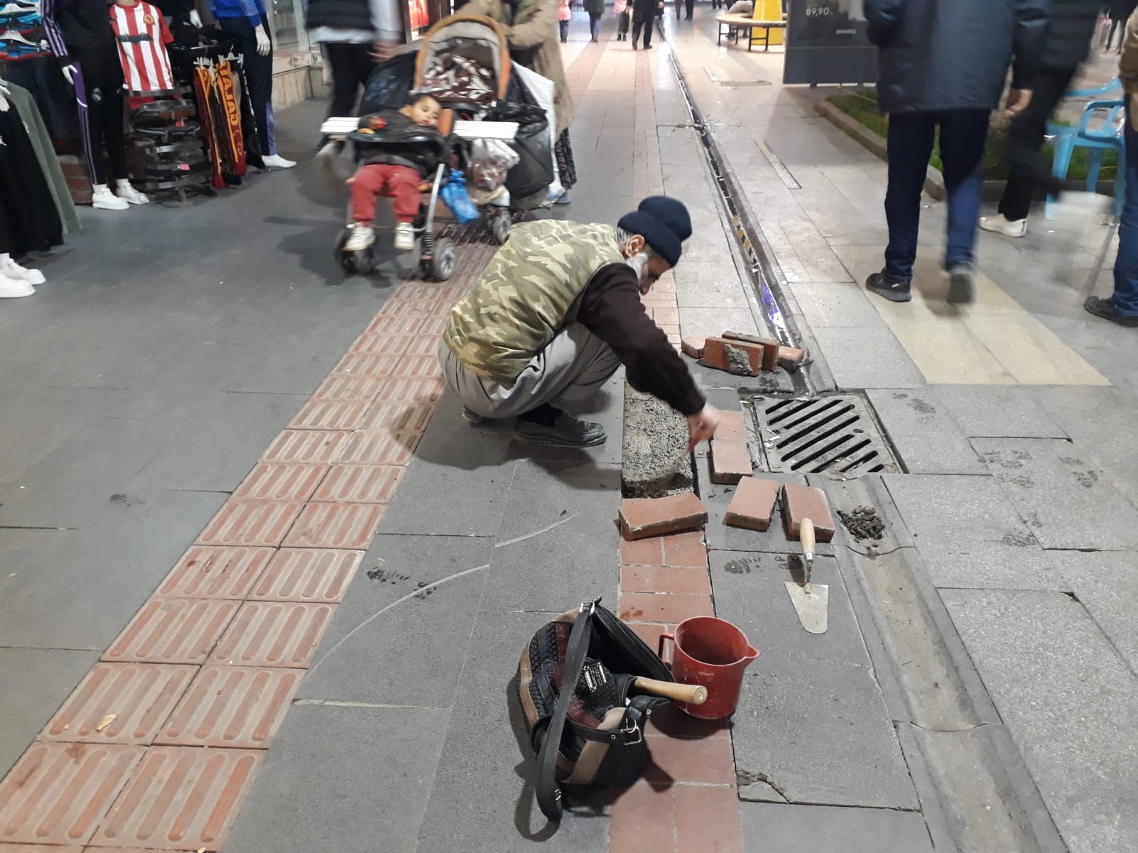 Kendi imkanlarıyla parke taşlarını onarıyor