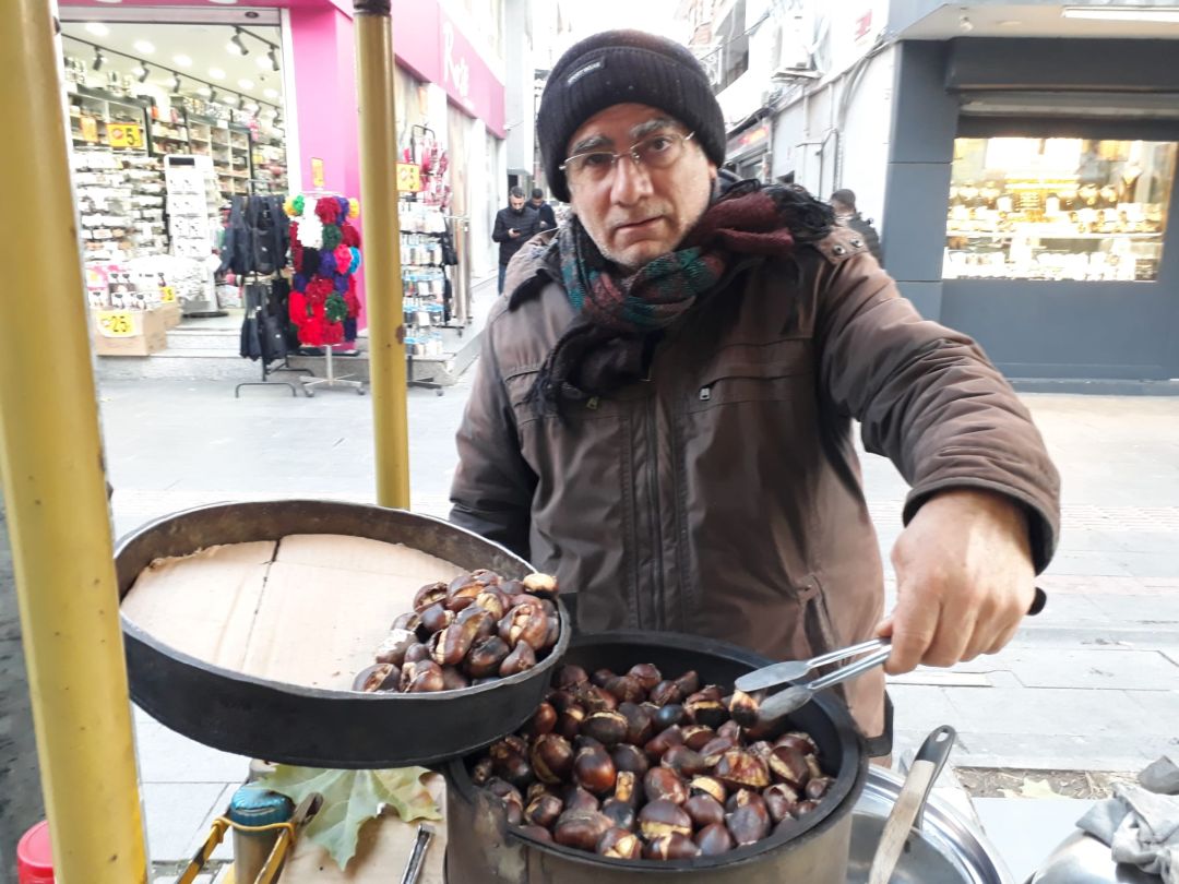 Kestane satarak iki çocuğunu okutuyor