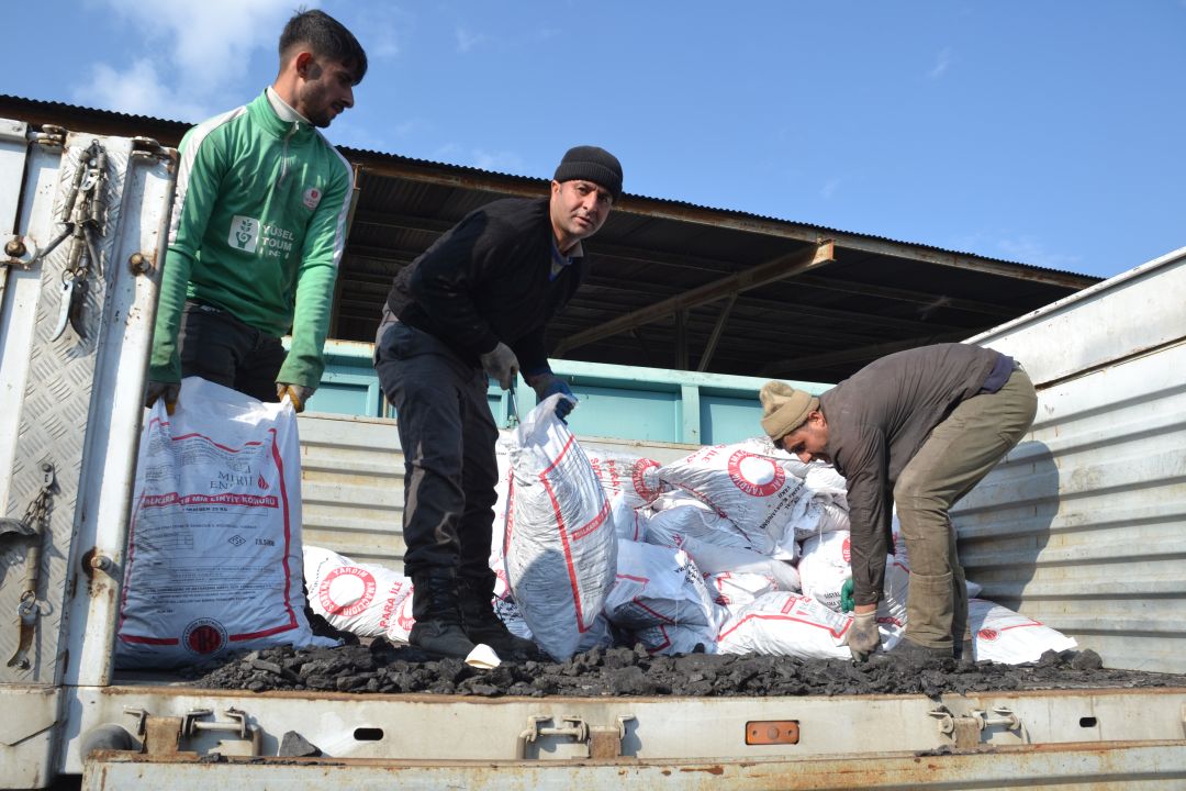 Kömür yardımı devam ediyor